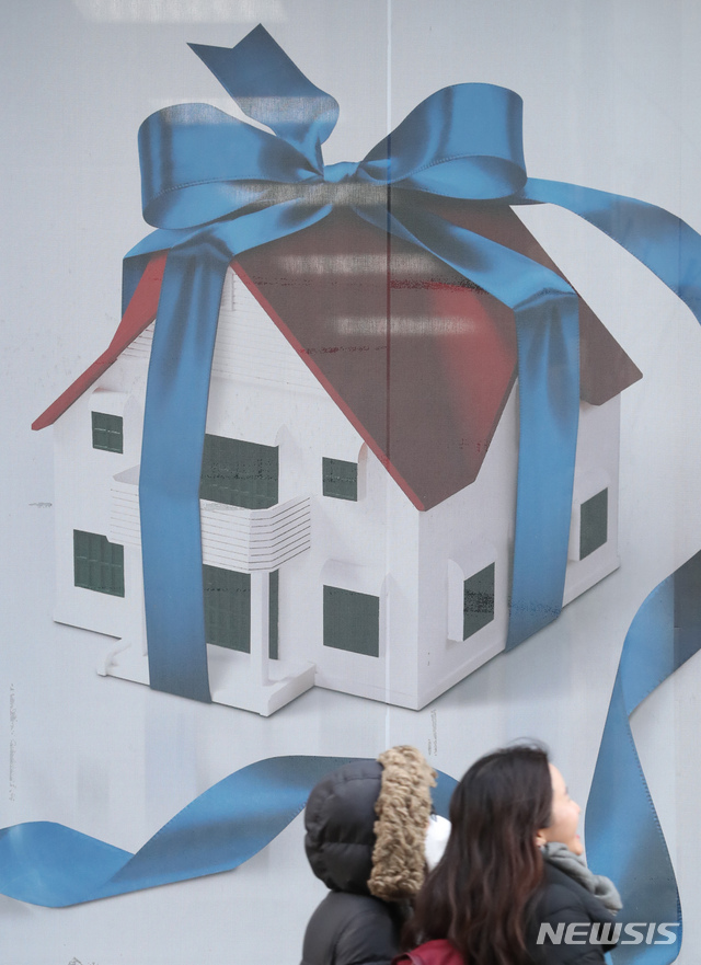 【서울=뉴시스】고승민 기자 = 한국은행 금융통화위원회가 기준금리를 1년만에 인상한 30일 오후 서울 명동의 한 은행 앞을 시민들이 지나고 있다. 2018.11.30.kkssmm99@newsis.com