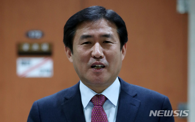 【서울=뉴시스】홍효식 기자 = 민주평화당 김정현 대변인이 30일 오후 서울 여의도 국회 본청 정론관에서 브리핑을 마친 뒤 기자들 질문에 답하고 있다. 2018.11.30. yesphoto@newsis.com