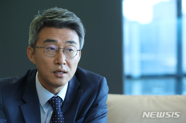 【서울=뉴시스】조수정 기자 = YTN 신설 뉴스프로그램 '더뉴스'로 10년만에 앵커로 복귀하는 노종면 기자가 30일 오전 서울 상암동 YTN뉴스퀘어에서 뉴시스와 인터뷰 하고 있다. 노종면 기자는 이명박 정권이던 지난 2008년 낙하산 사장 퇴진운동을 하다 해직됐고 지난해 복직했다. '더뉴스'는 YTN 뉴스 프로그램 전면 개편일인 12월 3일부터 월~금 오후 2시~5시 방송된다. 2018.12.03. chocrystal@newsis.com