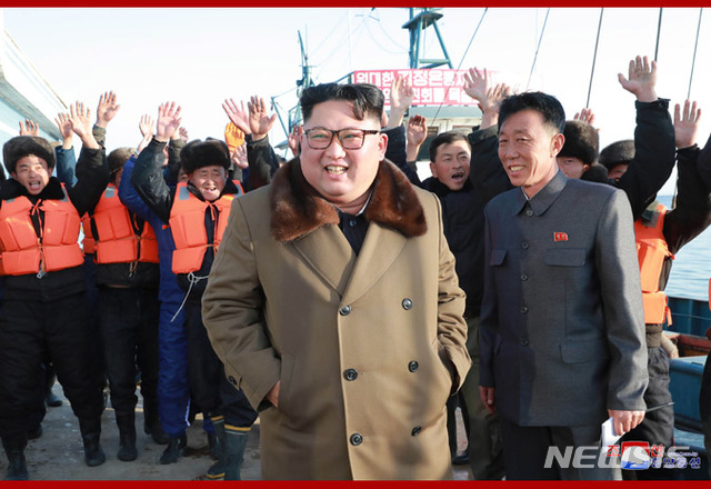 【서울=뉴시스】 동해지구 군부대 산하 수산사업소 현장 시찰에 나선 김정은 북한 국무위원장. (사진=조선중앙통신)