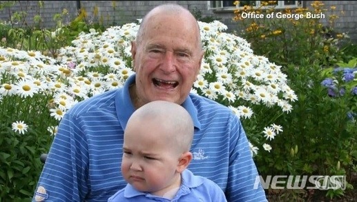【로스앤젤레스=뉴시스】 지난 2013년 7월 혈관성 파킨슨 증후군으로 제대로 걷지 못해 휠체어 신세를 지고 있던 조지 H. W. 부시 전 미국 대통령은 60년 전 먼저 하늘나라로 간 딸 로빈을 생각하며 삭발을 했다. 자신의 경호원의 2살 배기 아들이 백혈병으로 투병하는 것을 보고 항암치료비를 모금하기 위해서였다. <사진출처=Office of George Bush> 2018.12.01
