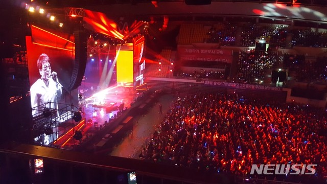 '가왕' 조용필 구미 콘서트…6000명 '환호'