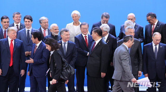 【부에노스아이레스(아르헨티나)=뉴시스】전신 기자 = 문재인 대통령이 30일(현지시간) 부에노스아이레스 코스타 살게로 센터에서 열린 G20 정상회의에서 각국 정상들과 기념촬영하고 있다. 2018.12.01.&nbsp; photo1006@newsis.com