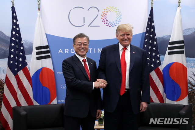 【부에노스아이레스(아르헨티나)=뉴시스】전신 기자 = 문재인 대통령이 30일(현지시간) 부에노스아이레스 코스타 살게로 센터 G20 양자정상회담 접견실에서 도널드 트럼프 미국 대통령과 정상회담에 앞서 악수하고 있다. 2018.12.01.&nbsp; photo1006@newsis.com
