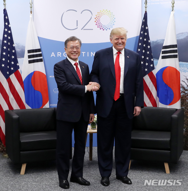 【부에노스아이레스(아르헨티나)=뉴시스】전신 기자 = 문재인 대통령이 30일(현지시간) 부에노스아이레스 코스타 살게로 센터 G20 양자정상회담 접견실에서 도널드 트럼프 미국 대통령과 정상회담에 앞서 악수하고 있다. 2018.12.01.&nbsp; photo1006@newsis.com