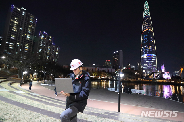  KT가 1일 5G 전파 송출과 함께 서울 잠실 롯데월드타워 서울스카이 전망대에서 KT 5G 1호 가입자가 탄생했다고 밝혔다.5G 상용 주파수 송출을 기념해 잠실 롯데월드타워 벽면에 ‘5G 시대 개막’이라는 문구가 밝혀지고 있다. 2018.12.01. (사진=KT 제공)