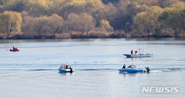 【서울=뉴시스】홍효식 기자 = 1일 서울 강동구와 경기 구리시 경계인 강동대교 인근에서 산림청 소속으로 추정되는 헬리콥터가 추락해 소방당국과 경찰이 구조활동을 펼치고 있다. 2018.12.01.&nbsp; yesphoto@newsis.com 
