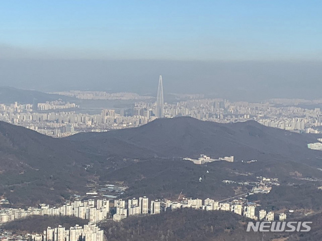 【서울=뉴시스】박진희 기자 = 1일 경기 청계산 매봉에서 바라본 서울 강남 일대 하늘에 미세먼지 띠가 보이고 있다. 2018.12.01.&nbsp; pak7130@newsis.com(뉴시스 DB)