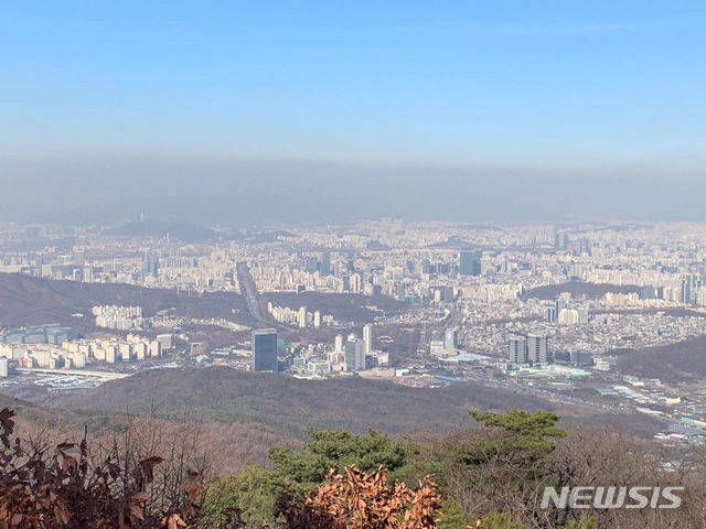【서울=뉴시스】박진희 기자 = 1일 경기 청계산 매봉에서 바라본 서울 강남 일대 하늘에 미세먼지 띠가 보이고 있다. 2018.12.01. pak7130@newsis.com
