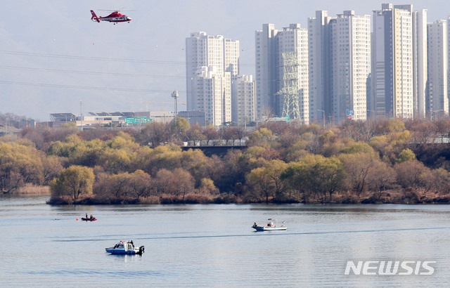 【서울=뉴시스】홍효식 기자 = 1일 서울 강동구와 경기 구리시 경계인 강동대교 인근에서 산림청 소속으로 추정되는 헬리콥터가 추락해 소방당국과 경찰이 구조작업을 펼치고 있다. 2018.12.01.&nbsp; yesphoto@newsis.com