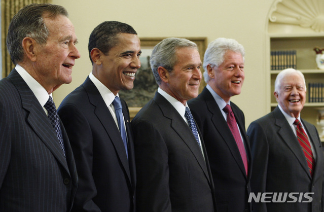 【워싱턴=AP/뉴시스】버락 오바마 전 미국 대통령이 30일(현지시간) 별세한 조지 H.W. 부시 전 대통령에 대해 애도를 표했다. 사진은 2009년 1월7일 백악관에서 촬영한 사진으로 오바마 당시 대통령 당선인(왼쪽에서 두 번째)이 조지 H.W. 부시 전 대통령(왼쪽에서 첫 번째)을 비롯해 역대 대통령과 포즈를 취하는 하는 모습. 2018.12.01