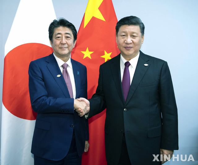 【부에노스아이레스=신화/뉴시스】 시진핑(習近平) 중국 국가주석과 아베 신조(安倍晋三) 일본 총리가 30일(현지시간) 주요20개국(G20) 정상회의가 열린 아르헨티나 부에노스아이레스에서 만나 악수하고 있다.