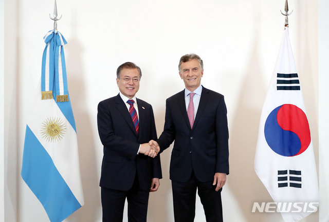 【부에노스아이레스(아르헨티나)=뉴시스】전신 기자 = 문재인 대통령이 1일 부에노스아이레스 아르헨티나 대통령 관저에서 마우리시오 마크리 대통령과 만나 정상회담에 앞서 기념촬영을 하고 있다. 2018.12.01.&nbsp; photo1006@newsis.com