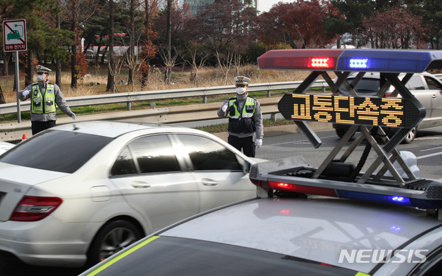 【서울=뉴시스】김진아 기자 = 2일 오전 서울 서초IC 인근 도로에서 서초경찰서 경찰들이 전좌석 안전벨트 미착용 특별단속을 하고 있다. 2018.12.02.  bluesoda@newsis.com