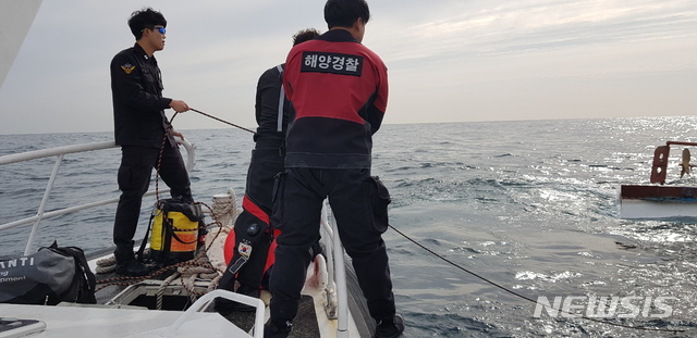【포항=뉴시스】강진구 기자 = 2일 오전 11시16분께 경북 포항시 구룡포 동방 6.3해리 해상에서 구룡포수협 소속 연안자망어선 A호(4.73t, 승선원 3명)가 너울성 파도에 의해 전복됐다.사진은 전복어선을 인양중인 포항해경.2018.12.02.(사진=포항해양경찰서 제공) photo@newsis.com