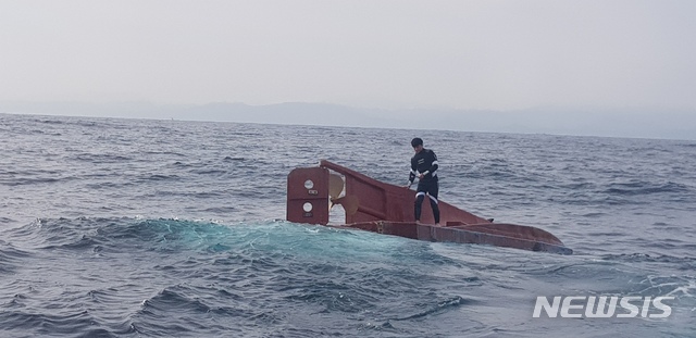 【포항=뉴시스】강진구 기자 = 2일 오전 11시16분께 경북 포항시 구룡포 동방 6.3해리 해상에서 구룡포수협 소속 연안자망어선 A호(4.73t, 승선원 3명)가 너울성 파도에 의해 전복됐다.사진은 전복 어선을 인양하는포항해경 소속 직원.2018.12.02.(사진=포항해양경찰서 제공) photo@newsis.com