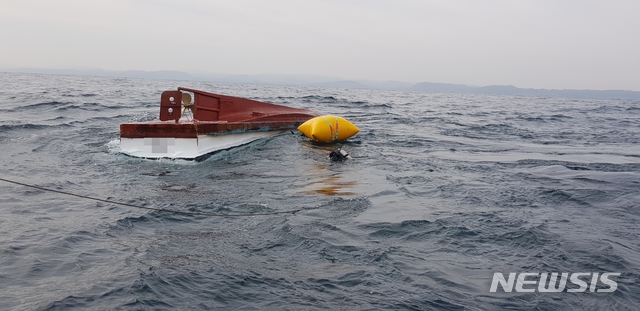 【포항=뉴시스】강진구 기자 = 2일 오전 11시16분께 경북 포항시 구룡포 동방 6.3해리 해상에서 구룡포수협 소속 연안자망어선 A호(4.73t, 승선원 3명)가 너울성 파도에 의해 전복됐다.사진은 전복어선에 접근 중인 포항해경 소속 직원.2018.12.02.(사진=포항해양경찰서 제공)   photo@newsis.com