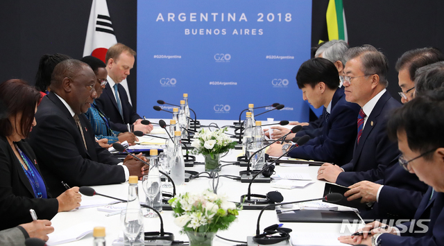 【부에노스아이레스(아르헨티나)=뉴시스】전신 기자 = 문재인 대통령이 1일(현지시간) 부에노스아이레스 코스타 살게로 센터 G20 양자회담장에서 시릴 라마포사 남아프리카공화국 대통령과 정상회담을 하고 있다. 2018.12.02.&nbsp; photo1006@newsis.com