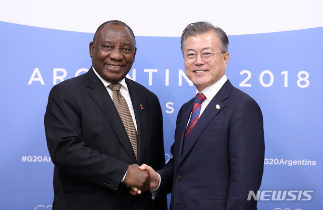 【부에노스아이레스(아르헨티나)=뉴시스】전신 기자 = 문재인 대통령이 1일(현지시간) 부에노스아이레스 코스타 살게로 센터 G20 양자회담장에서 시릴 라마포사 남아프리카공화국 대통령과 정상회담에 앞서 악수하고 있다. 2018.12.02.&nbsp; photo1006@newsis.com