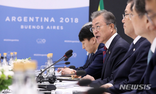 【부에노스아이레스(아르헨티나)=뉴시스】전신 기자 = 문재인 대통령이 1일(현지시간) 부에노스아이레스 코스타 살게로 센터 G20 양자회담장에서 시릴 라마포사 남아프리카공화국 대통령과 정상회담을 하고 있다. 2018.12.02.&nbsp; photo1006@newsis.com