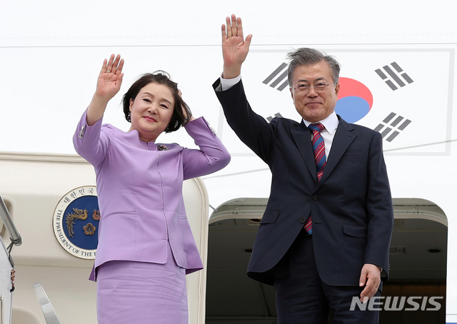 【부에노스아이레스(아르헨티나)=뉴시스】전신 기자 = G20 정상회의 일정을 마치고 뉴질랜드로 향하는 문재인 대통령과 부인 김정숙 여사가 1일(현지시간) 부에노스아이레스 에세이사 국제공항에 도착해 공군 1호기 탑승 전 손 흔들어 인사하고 있다. 2018.12.02. photo1006@newsis.com