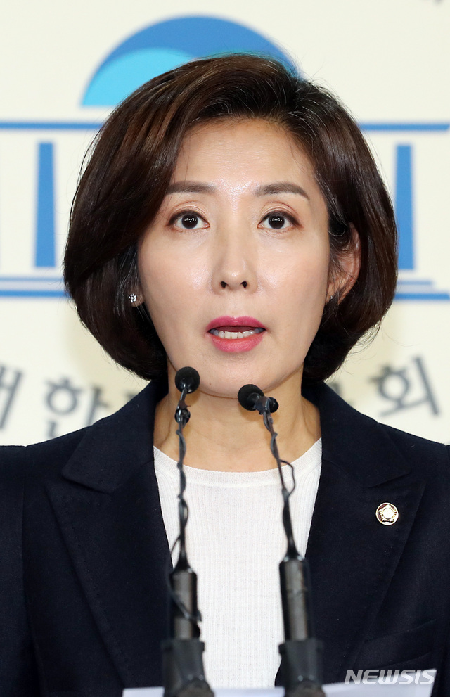 【서울=뉴시스】이종철 기자&nbsp; = 한국당 나경원 의원이 2일 서울 여의도 국회 정론관에서 원내대표 출마 기자회견을 하고 있다. 2018.12.02.jc4321@newsis.com