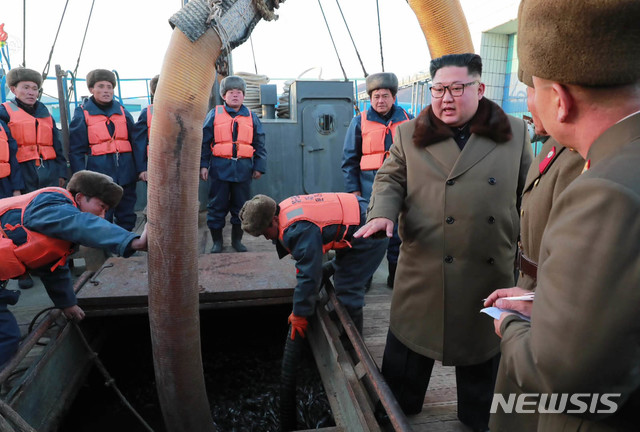 【서울=뉴시스】 북한 조선중앙TV는 지난 1일 김정은 국무위원장이 동해지구 수산사업소를 현지지도했다고 보도했다. 이날 시찰에는 황병서 중앙위원회 제1부부장, 조용원 중앙위원회 부부장, 국무위원회 김창선, 마원춘, 인민무력성 제1부상인 서홍찬 육군대장 등이 동행했다. 2018.12.02. (사진 = 조선중앙TV 캡처)&nbsp; photo@newsis.com