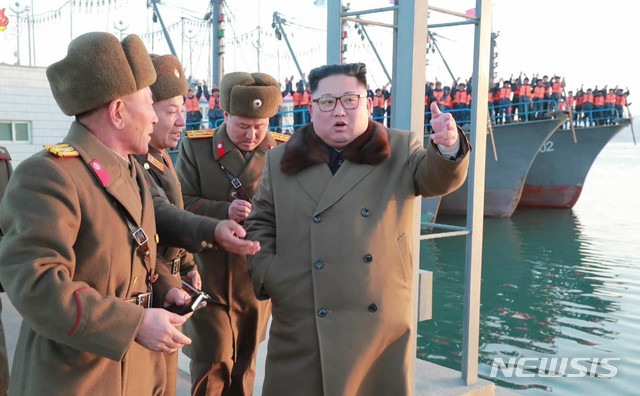 【서울=뉴시스】 북한 조선중앙TV는 지난 1일 김정은 국무위원장이 동해지구 수산사업소를 현지지도했다고 보도했다. 이날 시찰에는 황병서 중앙위원회 제1부부장, 조용원 중앙위원회 부부장, 국무위원회 김창선, 마원춘, 인민무력성 제1부상인 서홍찬 육군대장 등이 동행했다. 2018.12.02. (사진 = 조선중앙TV 캡처) photo@newsis.com