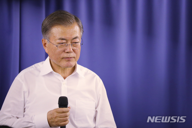 【부에노스아이레스(아르헨티나)=뉴시스】전신 기자 = G20 정상회의 일정을 마치고 뉴질랜드로 향하는 문재인 대통령이 1일(현지시간) 공군 1호기 기내에서 간담회를 갖고 기자들의 질문을 듣고 있다. 2018.12.02. photo1006@newsis.com