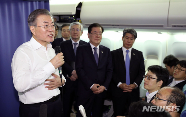 【부에노스아이레스(아르헨티나)=뉴시스】전신 기자 = G20 정상회의 일정을 마치고 뉴질랜드로 향하는 문재인 대통령이 1일(현지시간) 공군 1호기 기내에서 간담회를 하고 있다. 2018.12.02. photo1006@newsis.com