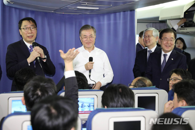 【부에노스아이레스(아르헨티나)=뉴시스】전신 기자 = G20 정상회의 일정을 마치고 뉴질랜드로 향하는 문재인 대통령이 1일(현지시간) 공군 1호기 기내에서 간담회를 갖고 기자들의 질문을 듣고 있다. 2018.12.02. photo1006@newsis.com