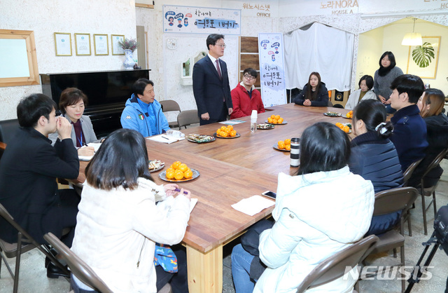 【서울=뉴시스】서울 영등포구는 주민들의 현장 목소리를 직접 듣기 위해 '찾아가는 영등포1번가'를 운영한다고 3일 밝혔다. 2018.12.03. (사진=영등포구 제공)