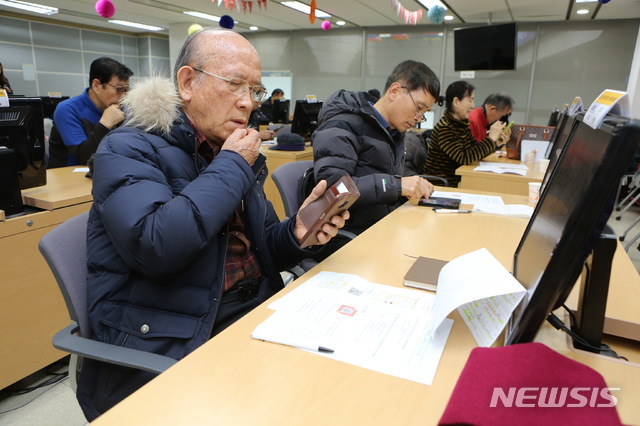 【서울=뉴시스】서울 금천구는 17일 오전 9시30분 구청 전산교육장에서 '2018 금천구 어르신 스마트 과거시험'을 실시한다. 2018.12.03. (사진=금천구 제공)