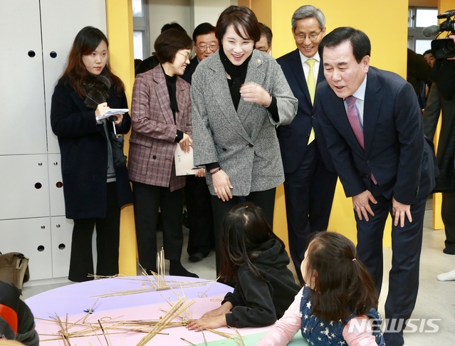 【홍성=뉴시스】유효상 기자 = 충남도교육청과 홍성군이 공동 구축한 ‘온종일 돌봄교실’이 3일 홍성초등학교에서 개소식을 가진 가운데 유은혜 사회부총리 겸 교육부 장관과 김지철 도교육감이 시설을 둘러보고 있다. 2018.12.03 (사진=충남도교육청 제공)  photo@newsis.com