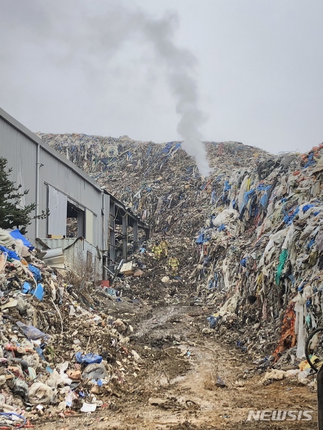 【의성=뉴시스】김진호 기자 = '쓰레기산'을 이룬 의성군 단밀면 생송리 소재 폐기물 재활용사업장. 2018.12.08 (사진=뉴시스DB) photo@newsis.com