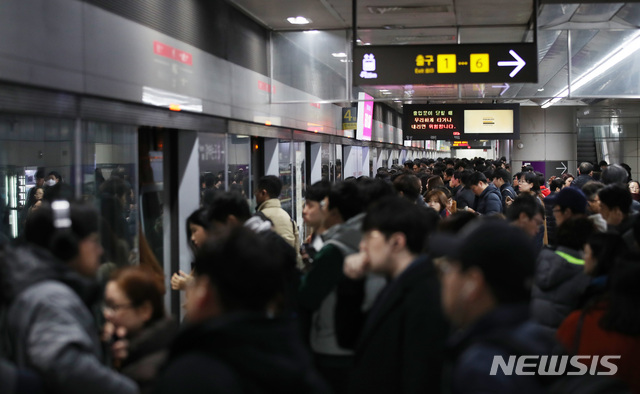 【서울=뉴시스】서울 지하철 9호선. 사진은 기사내용과 관련없음.