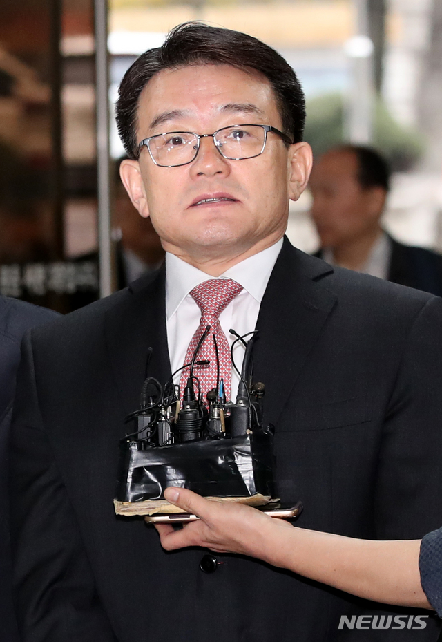 【서울=뉴시스】김선웅 기자 = 세월호 참사 유족을 불법 사찰한 혐의를 받는 이재수 전 기무사령관이 3일 오전 서울 서초구 서울중앙지법에서 열린 영장실질심사(구속 전 피의자 심문)에 출석하고 있다. 2018.12.03.mangusta@newsis.com