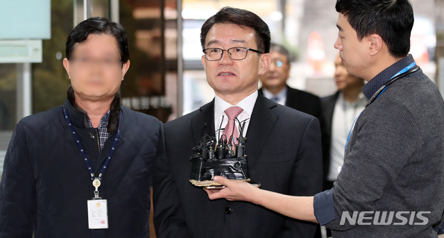 【서울=뉴시스】김선웅 기자 = 세월호 참사 유족을 불법 사찰한 혐의를 받는 이재수 전 기무사령관이 지난 3일 오전 서울 서초구 서울중앙지법에서 열린 영장실질심사(구속 전 피의자 심문)에 출석하고 있다. 2018.12.03.mangusta@newsis.com