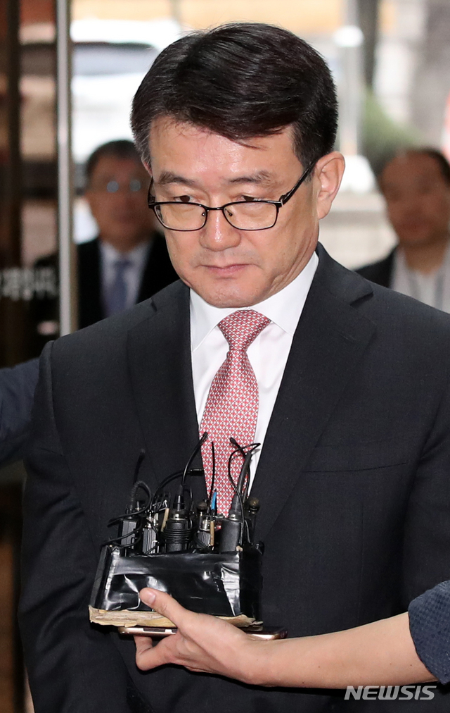 【서울=뉴시스】김선웅 기자 = 세월호 참사 유족을 불법 사찰한 혐의를 받는 이재수 전 기무사령관이 3일 오전 서울 서초구 서울중앙지법에서 열린 영장실질심사(구속 전 피의자 심문)에 출석하고 있다. 2018.12.03. mangusta@newsis.com