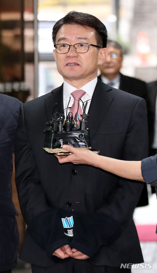 【서울=뉴시스】김선웅 기자 = 세월호 참사 유족을 불법 사찰한 혐의를 받는 이재수 전 기무사령관이 3일 오전 서울 서초구 서울중앙지법에서 열린 영장실질심사(구속 전 피의자 심문)에 출석하고 있다. 2018.12.03.mangusta@newsis.com