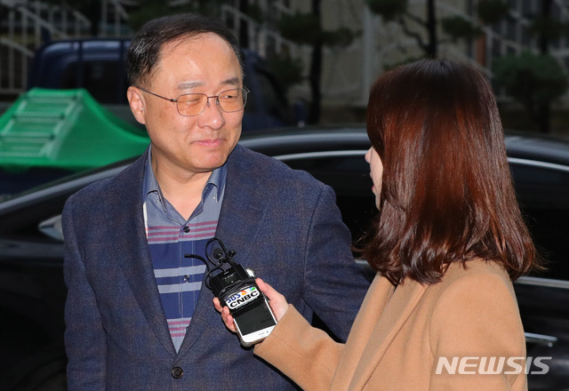 【서울=뉴시스】배훈식 기자 = 인사청문회를 하루 앞둔 홍남기 경제부총리 겸 기획재정부 장관 후보자가 3일 오전 서울 중구 예금보험공사 내 사무실로 출근하며 취재진의 질문을 받고 있다. 2018.12.03. dahora83@newsis.com