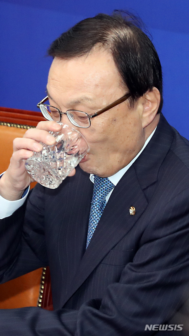 【서울=뉴시스】이종철 기자 = 3일 서울 여의도 국회에서 열린 민주당 당대표·최고위원 취임 100일 합동 기자회견에서 이해찬 대표가물을 마시고 있다. 2018.12.03.jc4321@newsis.com