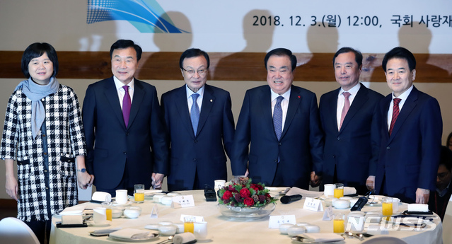 【서울=뉴시스】고승민 기자 = 3일 오후 서울 여의도 국회 사랑재에서 국회의장 주최로 열린 초월회에서 문희상 국회의장이 더불어민주당 이해찬 대표와 자유한국당 김병준 비대위원장 등 여야 대표들과 기념촬영하고 있다.&nbsp; 왼쪽부터 정의당 이정미, 바른미래당 손학규, 민주당 이해찬 대표, 문희상 의장, 자유한국당 김병준, 민주평화당 정동영 대표. 2018.12.03. kkssmm99@newsis.com