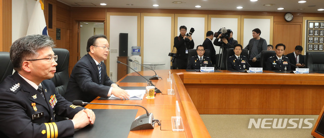 【서울=뉴시스】전진환 기자 = 3일 오후 서울 종로구 행정안전부에서 김부겸 행안부 장관이 신임 경찰지휘부 임명장 수여식을 마치고 간담회를 하고 있다. 왼쪽은 민용 경찰청장. 2018.12.03.&nbsp; amin2@newsis.com