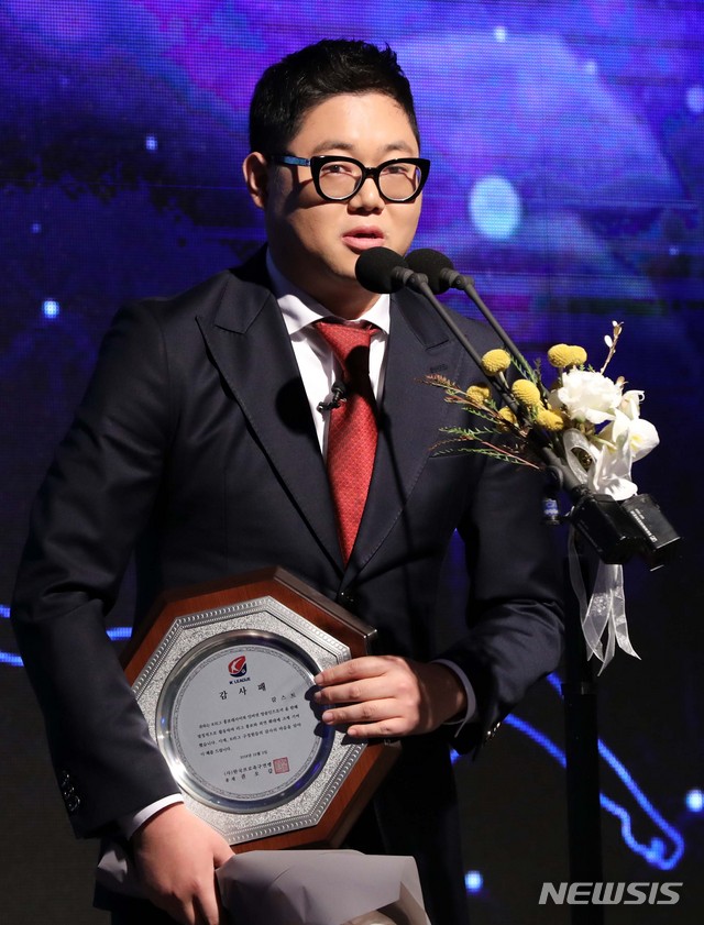 【서울=뉴시스】고범준 기자 = 3일 오후 서울 서대문구 홍은동 그랜드힐튼호텔에서 열린 2018 KEB하나은행 K리그 대상 시상식에서 감사패를 수상한 인터넷 방송 BJ 감스트가 소감을 말하고 있다. 2018.12.03. bjko@newsis.com