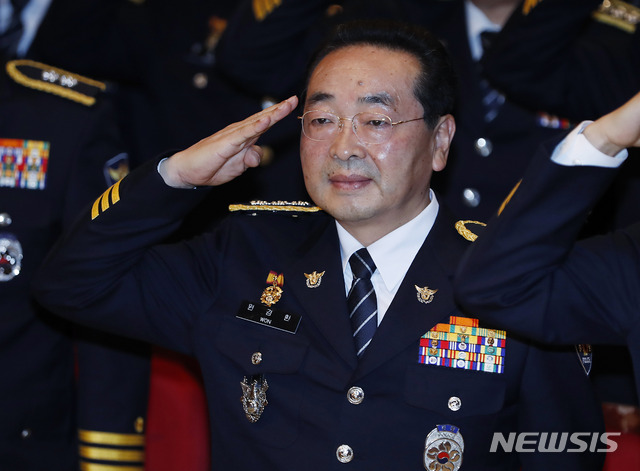 【서울=뉴시스】최동준 기자 = 원경환 신임 서울경찰청장이 3일 서울 종로구 서울경찰청에서 열린 취임식에서 국민의례 하고 있다. 2018.12.03.&nbsp; photocdj@newsis.com