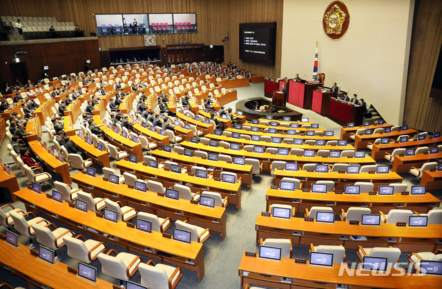 【서울=뉴시스】이종철 기자  = 야당이 불참한 가운데 3일 서울 여의도 국회에서 열린 본회의에서 김동연 부총리 겸 기획재정부 장관이 예산안 제안설명을 하고 있다. 2018.12.03.jc4321@newsis.com