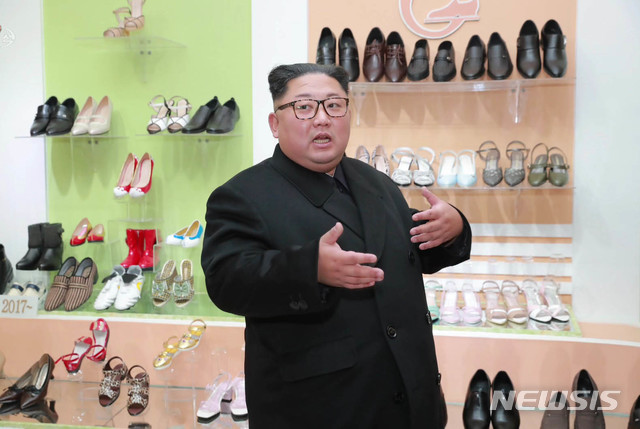 【서울=뉴시스】 북한 조선중앙TV는 김정은 국무위원장이 원산구두공장을 현지지도했다고 3일 보도했다. 2018.12.03.&nbsp; (사진 = 조선중앙TV 캡처)&nbsp;&nbsp; photo@newsis.com
