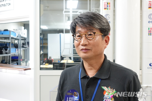 【기아나=뉴시스】공동취재단·최선윤 기자 = 최재동 천리안 2A호 개발사업단장이 취재진과 일문일답을 주고 받고 있다. (사진제공=공동취재단)