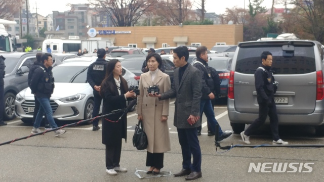 【수원=뉴시스】박다예 기자 = 이른바 ‘혜경궁 김씨(@08__hkkim)’ 트위터 계정 소유주로 지목된 이재명 경기도지사의 부인 김혜경씨가 4일 오전 10시5분께 수원지방검찰청에 출석해 취재진 질문에 답하고 있다. 2018.12.04 pdyes@naver.com